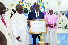 Pour son amour pour la Côte d’Ivoire : Le président Bédié reçoit le prix Oschoffa pour la paix