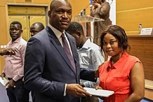 Côte d'Ivoire : Suivi du fonds d'appui au secteur informel, 1000 jeunes reçoivent des tablettes pour le démarrage de leurs activités