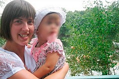 Une fillette de 10 ans retrouvée en vie accrochée au corps de sa mère morte de froid Une fillette de 10 ans retrouvée en vie accrochée au corps de sa mère morte de froid