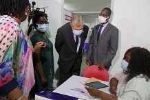 Covid-19 : l’Ambassadeur des Etats-Unis visite un centre de vaccination à Abidjan