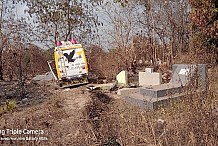 Un car finit sa course dans un cimetière