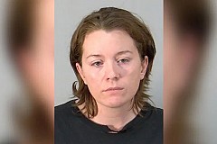 Une femme de 35 ans met un enfant de 4 ans dans le sèche-linge et allume la machine Une femme de 35 ans met un enfant de 4 ans dans le sèche-linge et allume la machine