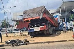 Cocody-Riviera: Un camion Cocody-Riviera: Un camion