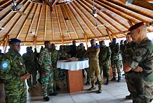 Des officiers stagiaires ouest-africains visitent le camp des forces françaises à Abidjan