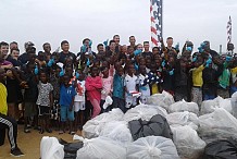Des gardes-côtes américains mènent des activités écologiques à Abidjan