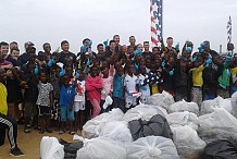 Des gardes-côtes américains mènent des activités écologiques à Abidjan