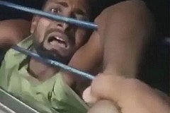 Un voleur suspendu à un train en marche après avoir arraché le téléphone portable d'un passager Un voleur suspendu à un train en marche après avoir arraché le téléphone portable d'un passager