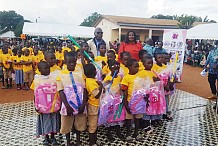 Rentrée scolaire 2022/2023 – La Présidente de l’ONG HOPE, Mme KONE AÏSSATOU donne le sourire aux parents d’élèves et élèves de Katiola
