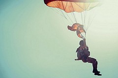 Une jeune fille de 15 ans meurt lors d'un saut en parachute