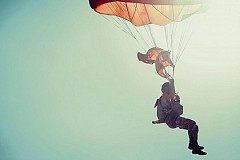 Une jeune fille de 15 ans meurt lors d'un saut en parachute Une jeune fille de 15 ans meurt lors d'un saut en parachute
