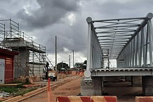 Des ponts pour piétons sont en cours d’installation sur le chantier de l’autoroute Yopougon – Dabou