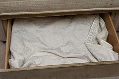 Une mère enferme son bébé dans un tiroir pendant 3 ans : elle n'avait jamais vu la lumière du jour Une mère enferme son bébé dans un tiroir pendant 3 ans : elle n'avait jamais vu la lumière du jour