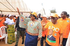 Anne OULOTO aux côtés d’Eugène AKA Aouélé à Assinie : « Assinie ne peut pas laisser son enfant Alassane Ouattara pour aller à l’aventure » Anne OULOTO aux côtés d’Eugène AKA Aouélé à Assinie : « Assinie ne peut pas laisser son enfant Alassane Ouattara pour aller à l’aventure »