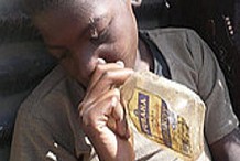 Société: les jeunes ghanéens sniffent de la colle pour se droguer