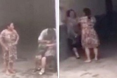 Chine: un homme oblige sa mère à manger de l’herbe - Vidéo Chine: un homme oblige sa mère à manger de l’herbe - Vidéo