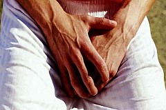 Une mère de famille broie les testicules du patron de son fils Une mère de famille broie les testicules du patron de son fils