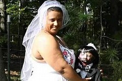 Une Américaine se marie avec sa poupée zombie Une Américaine se marie avec sa poupée zombie