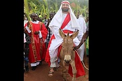 Ouganda: Polémique autour d’un blanc jouant le rôle de Jesus (PHOTOS) Ouganda: Polémique autour d’un blanc jouant le rôle de Jesus (PHOTOS)