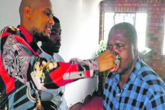 Uriah Maseko, le pasteur sud-africain qui « opère » des miracles avec de l’alcool Uriah Maseko, le pasteur sud-africain qui « opère » des miracles avec de l’alcool