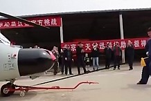 Il bat un record mondial en remorquant un hélicoptère avec son pénis (vidéo)