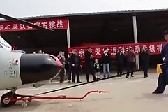 Il bat un record mondial en remorquant un hélicoptère avec son pénis (vidéo)