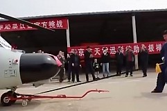 Il bat un record mondial en remorquant un hélicoptère avec son pénis (vidéo) Il bat un record mondial en remorquant un hélicoptère avec son pénis (vidéo)