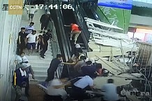 Chine: Le plafond d'un centre commercial s'effondre sur une dizaine de clients (Vidéo)