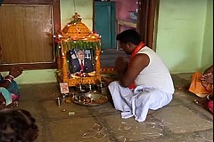 Inde : Un homme vénère Donald Trump comme un dieu (vidéo)
