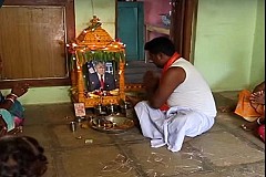 Inde : Un homme vénère Donald Trump comme un dieu (vidéo) Inde : Un homme vénère Donald Trump comme un dieu (vidéo)