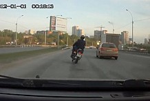 Un motard se tue en voulant doubler une voiture (vidéo)