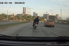 Un motard se tue en voulant doubler une voiture (vidéo)