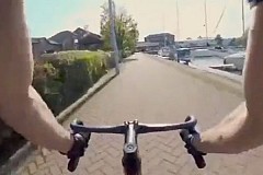 Un cycliste loupe un virage et se crashe violemment contre un mur (vidéo)
