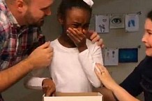 Une petite fille apprend qu'elle va être adoptée, sa réaction a bouleversé la toile