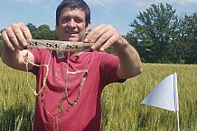 Des agriculteurs enterrent leurs slips pour évaluer l’état du sol en France