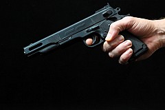 Une femme gendarme tire 8 balles sur son mari assis devant la télé Une femme gendarme tire 8 balles sur son mari assis devant la télé
