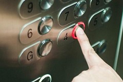 Une femme meurt décapitée en tentant de libérer ses écouteurs de la porte de l’ascenseur