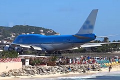 Tuée sur une plage lors du décollage d'un avion