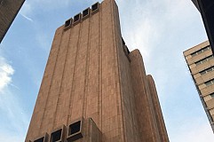Le mystère du gratte-ciel sans fenêtre Le mystère du gratte-ciel sans fenêtre