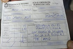 URUGUAY : Un policier amende une femme pour URUGUAY : Un policier amende une femme pour