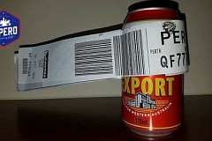 Il enregistre sa canette de bière comme unique bagage dans un avion Il enregistre sa canette de bière comme unique bagage dans un avion