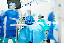 Des chirurgiens se battent en pleine opération