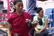 Etats-Unis : Une bodybuildeuse de 82 ans se déchaîne sur son cambrioleur en attendant la police