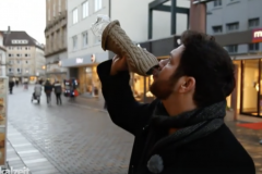 Cet Allemand est obligé de boire 20 litres d’eau par jour pour survivre - Vidéo