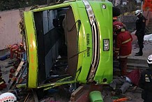 Au moins huit morts dans le crash d'un bus touristique à Lima