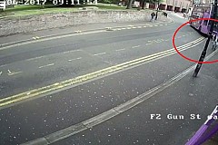 Violemment percuté par un bus, il se relève et rentre au pub - vidéo Violemment percuté par un bus, il se relève et rentre au pub - vidéo
