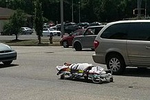 Un cadavre éjecté d’un corbillard se retrouve sur la route