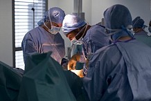 Sous anesthésie, une femme est violée à maintes reprises sur la table d'opération