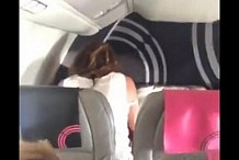 Un couple fait l'amour dans l'avion devant les passagers