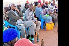 Kenya: des villageois servent de l’eau sale à des politiciens lors d’une visite Kenya: des villageois servent de l’eau sale à des politiciens lors d’une visite