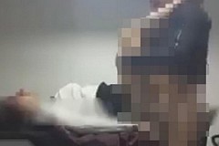 Un patron surpris par la vidéosurveillance en plein ébat avec sa jeune employée
Un patron surpris par la vidéosurveillance en plein ébat avec sa jeune employée